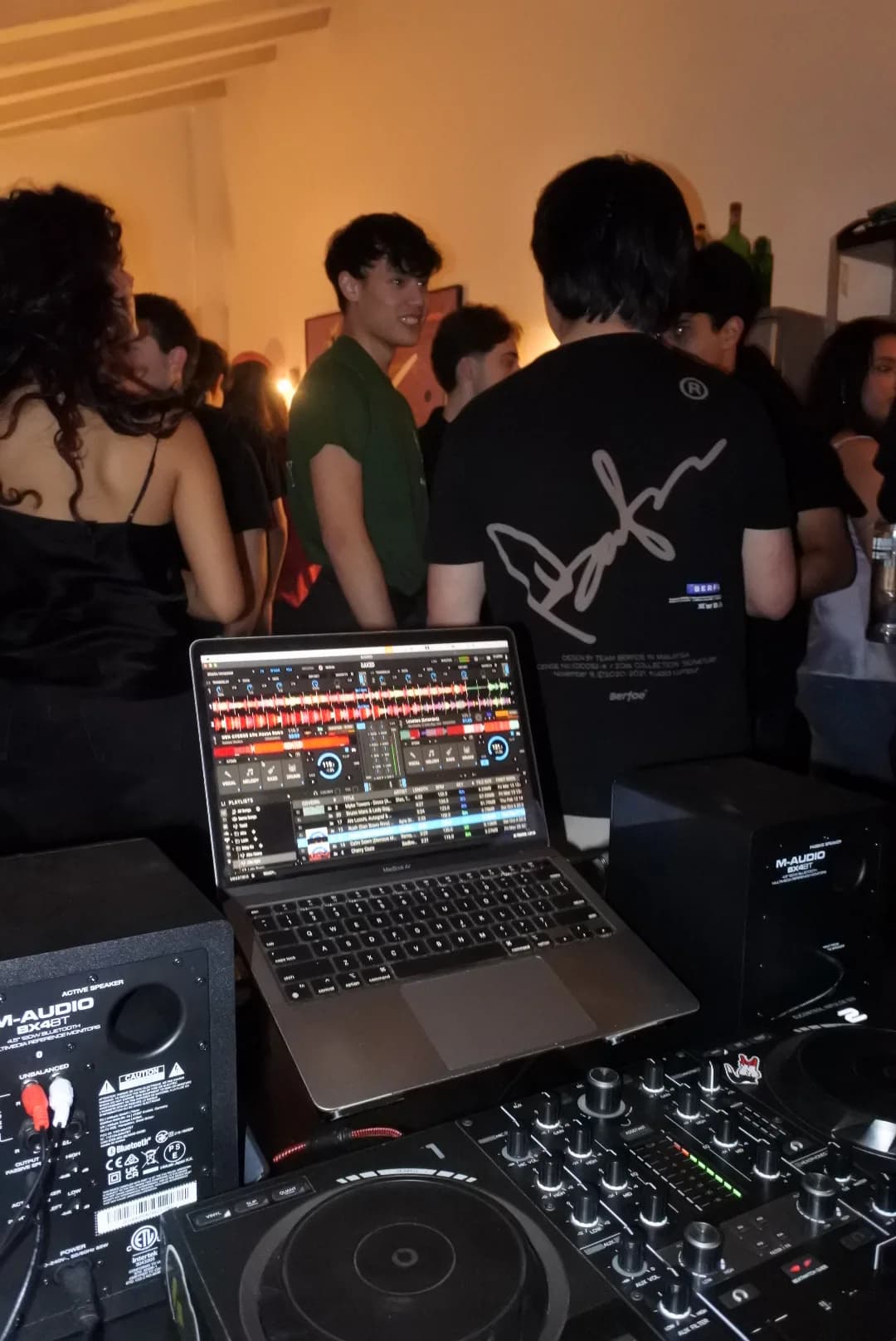 Set nocturno con la sala en silueta