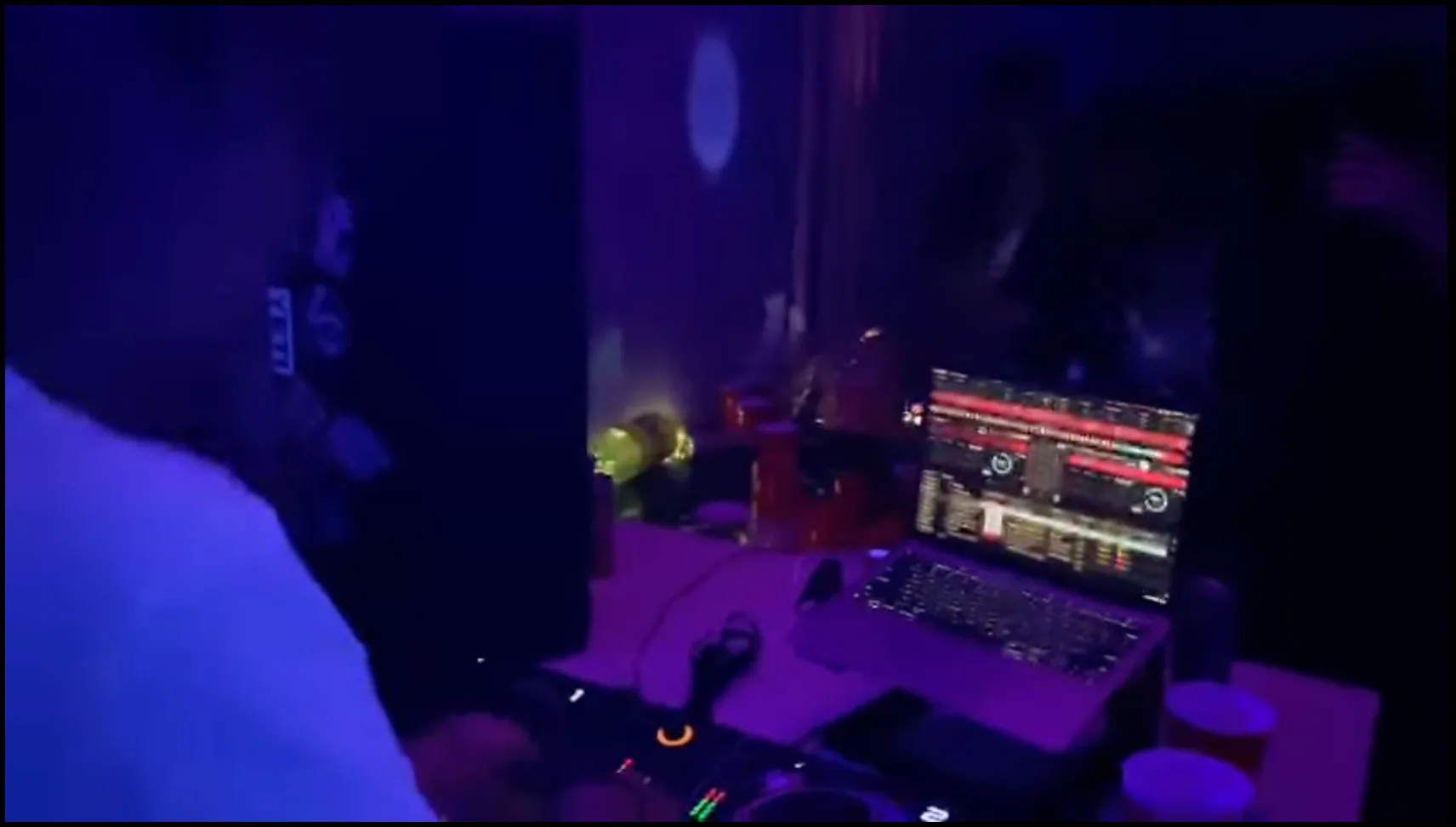 Pista de baile llena iluminada desde la cabina durante un set de LÜMEN
