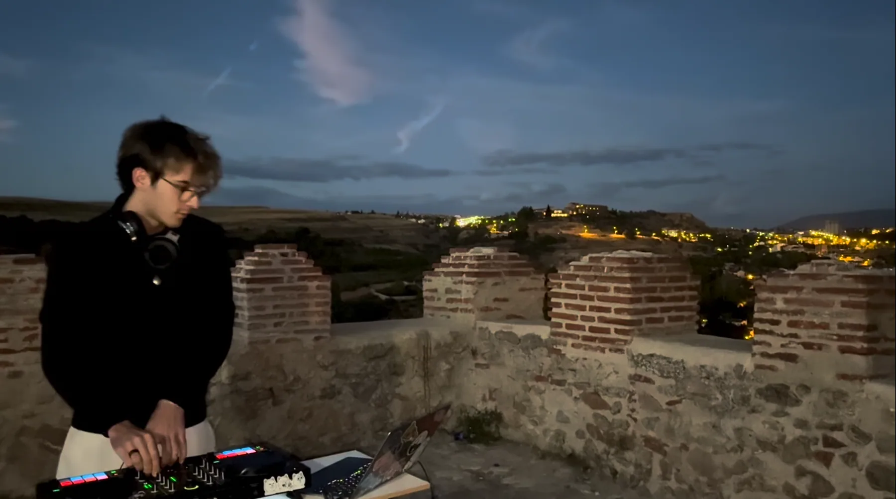 Actuación al aire libre en la hora dorada
